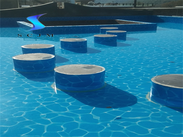 泳池膠莫施工中
